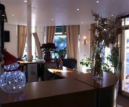 Отель Les Jardins D'asnieres 2*