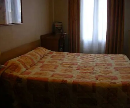 Отель Les Jardins D'asnieres 2*